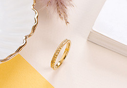 Comment choisir une alliance assortie à sa bague de fiançailles ? Nos 5 conseils clés